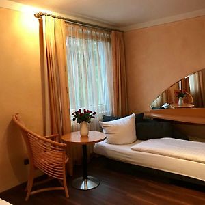 Zimmer mit Kingsize-Bett